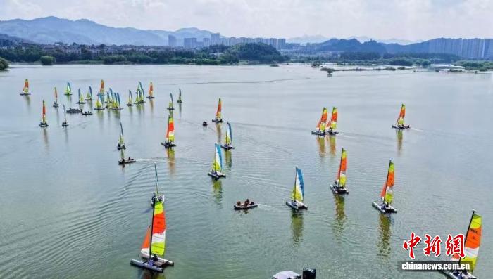2025中国家庭帆船赛杭州站开赛：中邮保险携手青