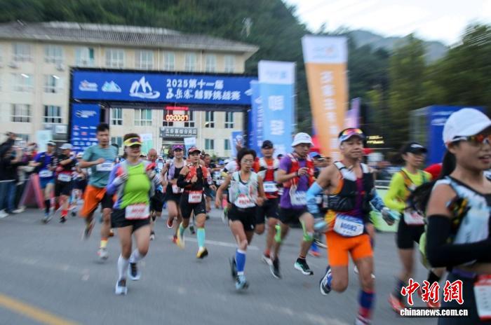 2025年五岳寨越野挑战赛在灵寿开幕 千名跑友汇聚
